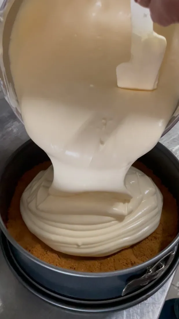 Recheio cremoso a ser vertido sobre a base de bolacha na forma