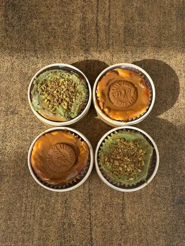 Quatro cheesecakes individuais: dois de pistácio e dois de Lotus caramelizado